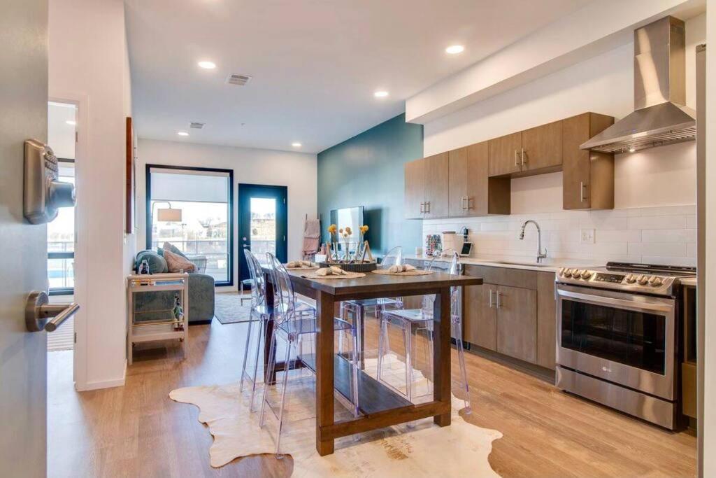 Stylish Downtown Condo W/ Pool & Parking ناشفيل المظهر الخارجي الصورة
