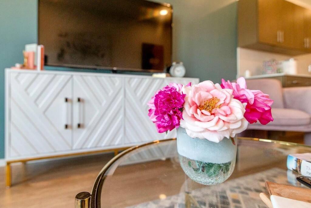 Stylish Downtown Condo W/ Pool & Parking ناشفيل المظهر الخارجي الصورة