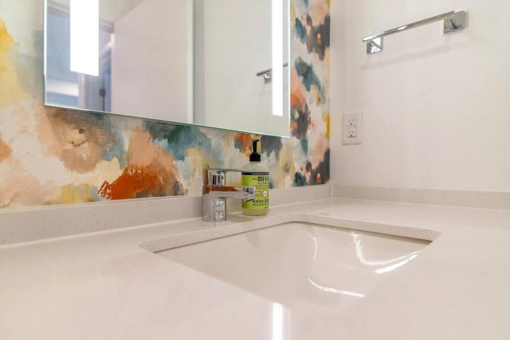 Stylish Downtown Condo W/ Pool & Parking ناشفيل المظهر الخارجي الصورة