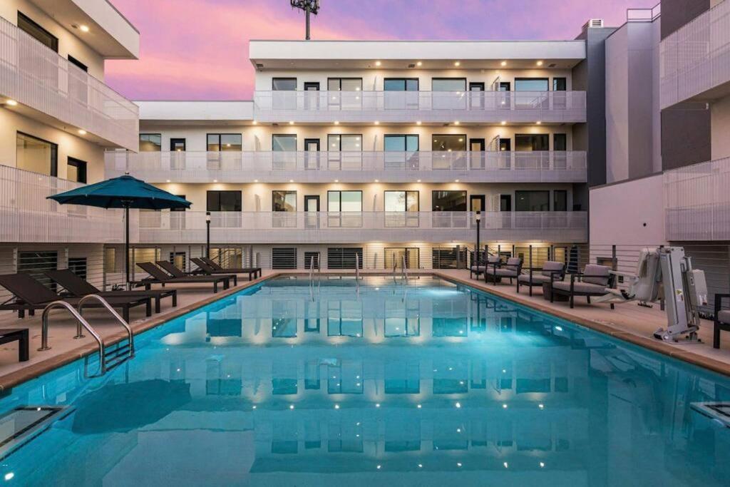 Stylish Downtown Condo W/ Pool & Parking ناشفيل المظهر الخارجي الصورة