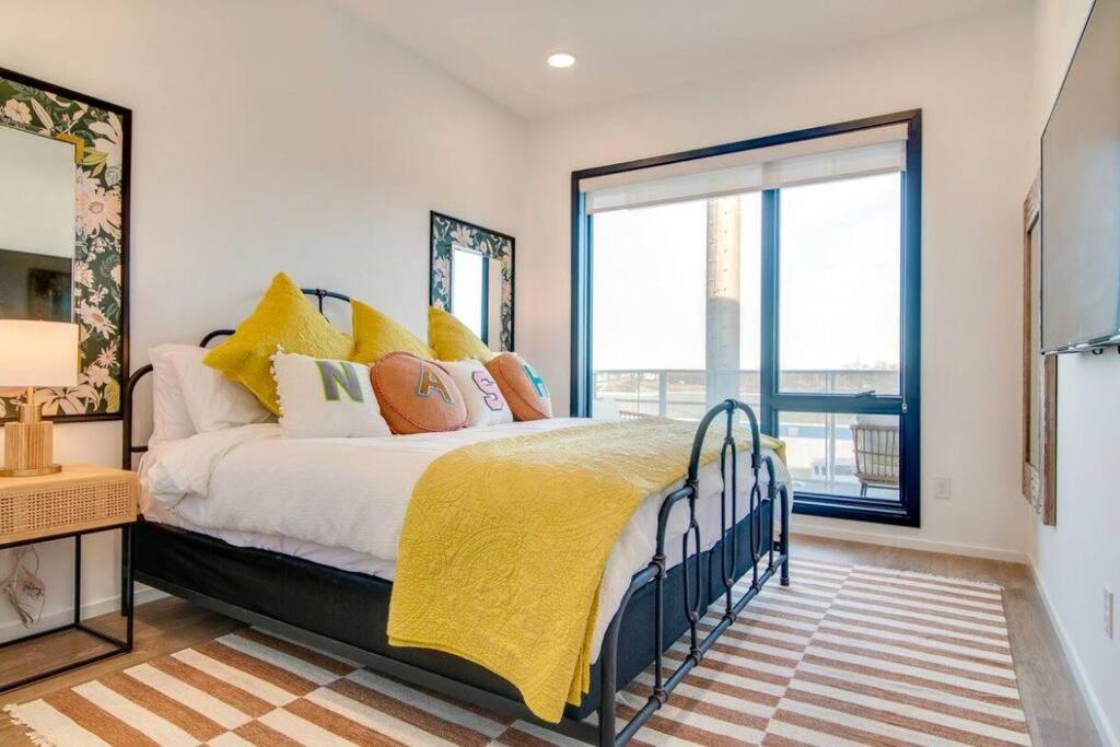 Stylish Downtown Condo W/ Pool & Parking ناشفيل المظهر الخارجي الصورة